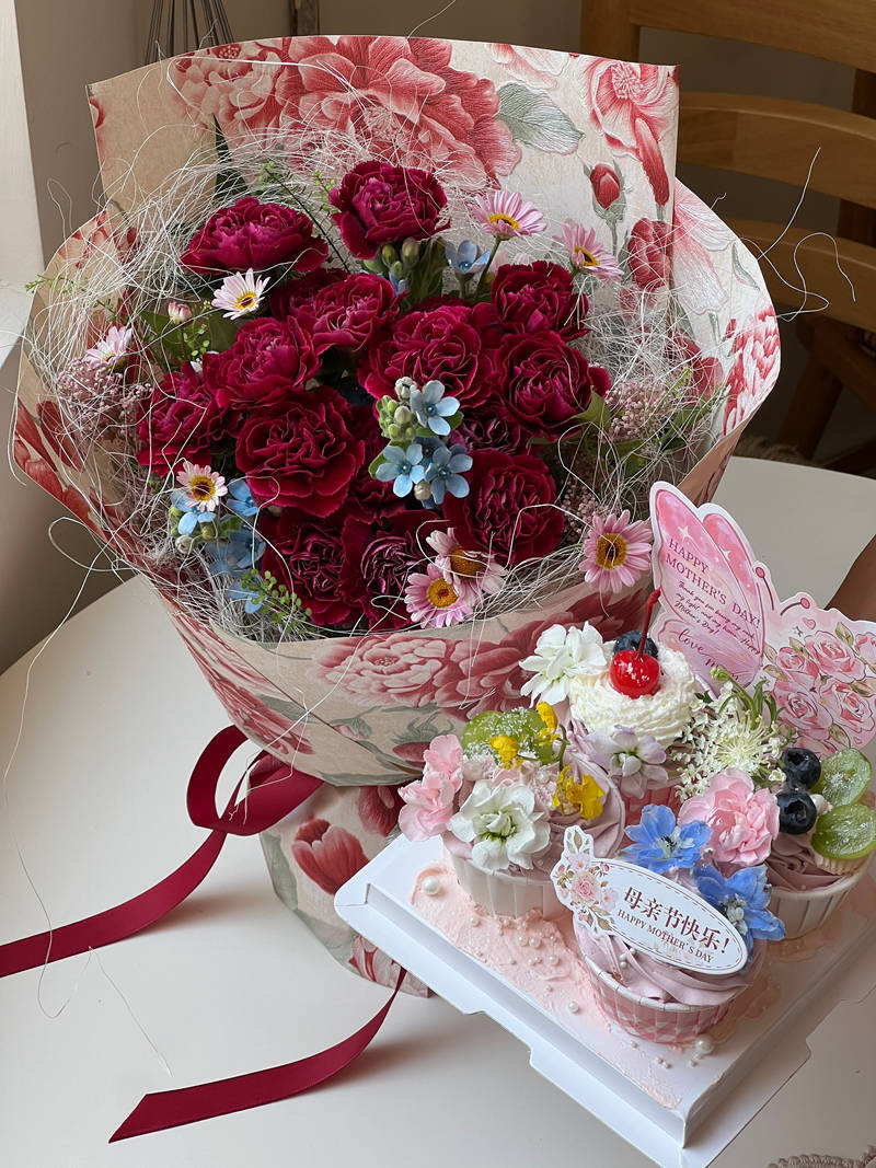 【母亲节预售】红绸缎康乃馨花束+鲜花纸杯蛋糕四枚